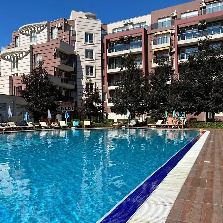 Admiral Plaza Premium شقة